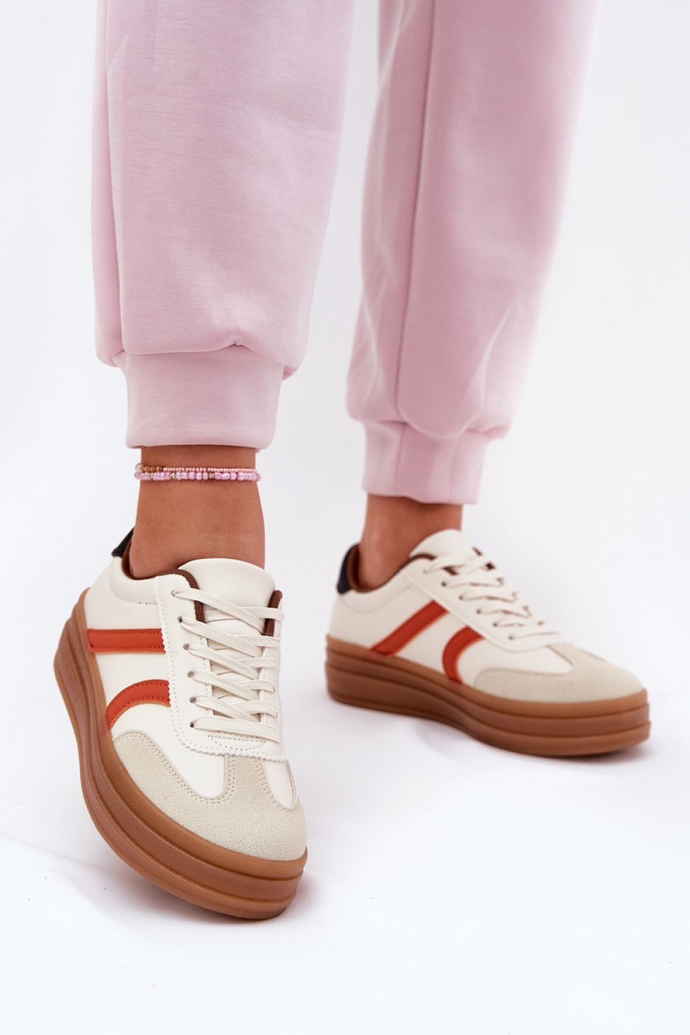 Sportschoenen op een platform Step in style