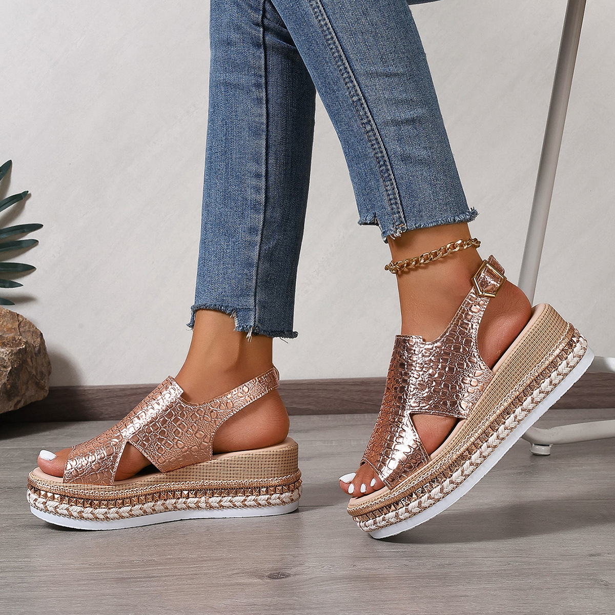 Round Toe Hollow-out Buckle Muffin Roman Shoes foto 5