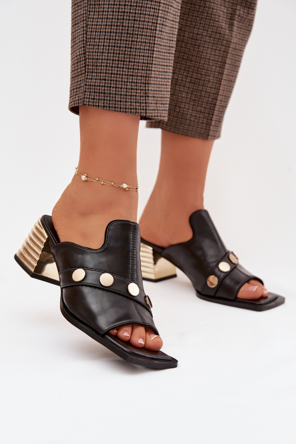 Hakken slippers Step in style