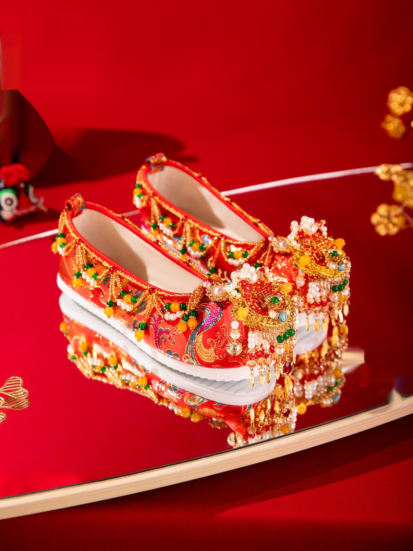Original Handmade Red Hanfu Wedding Shoes, Chinese Bride Tassel Embroidered Xiuhe Hanfu Platform Shoes For Women foto 4