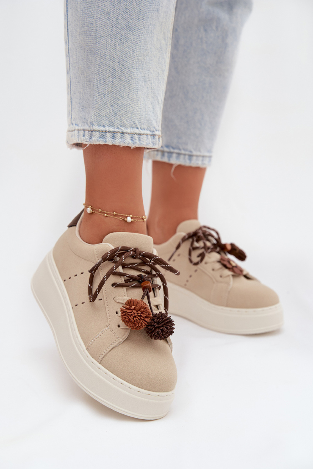 Sportschoenen op een platform Step in style
