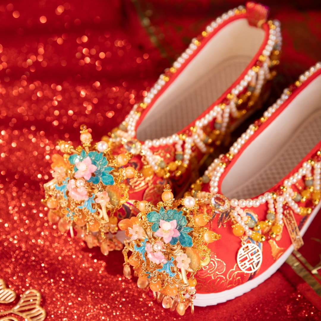 Handmade Original Chinese Wedding Shoes For Women, Red Heavywork Tassel Beaded Bride Xiuhe Shoes With Floral Decoration, Handcrafted Hanfu Shoes foto 5