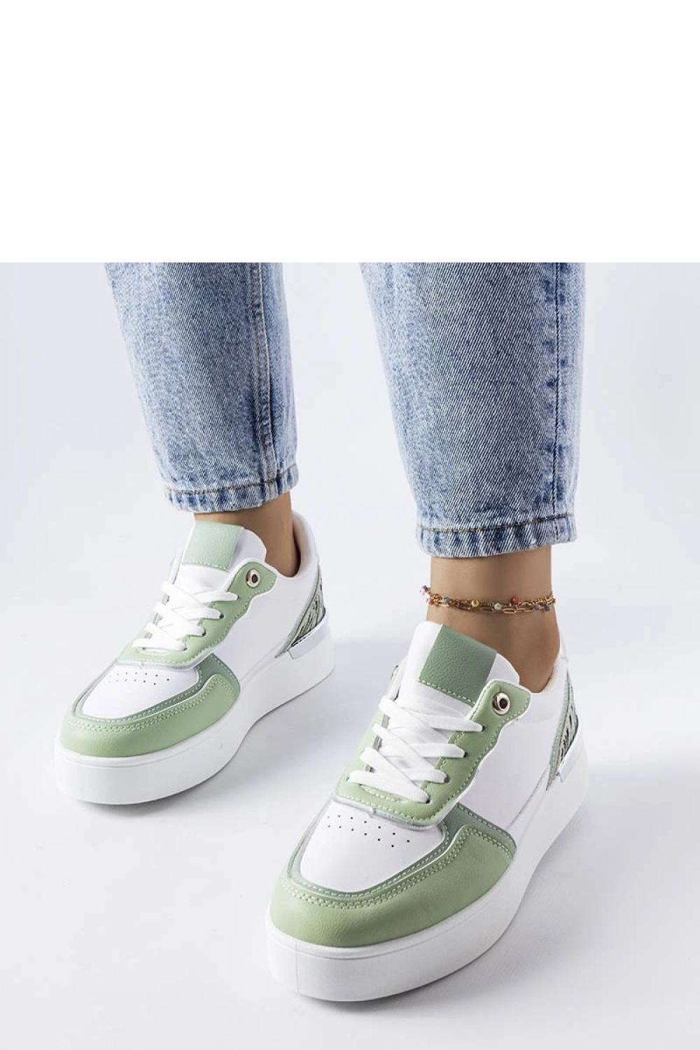 Sportschoenen op een platform Solea