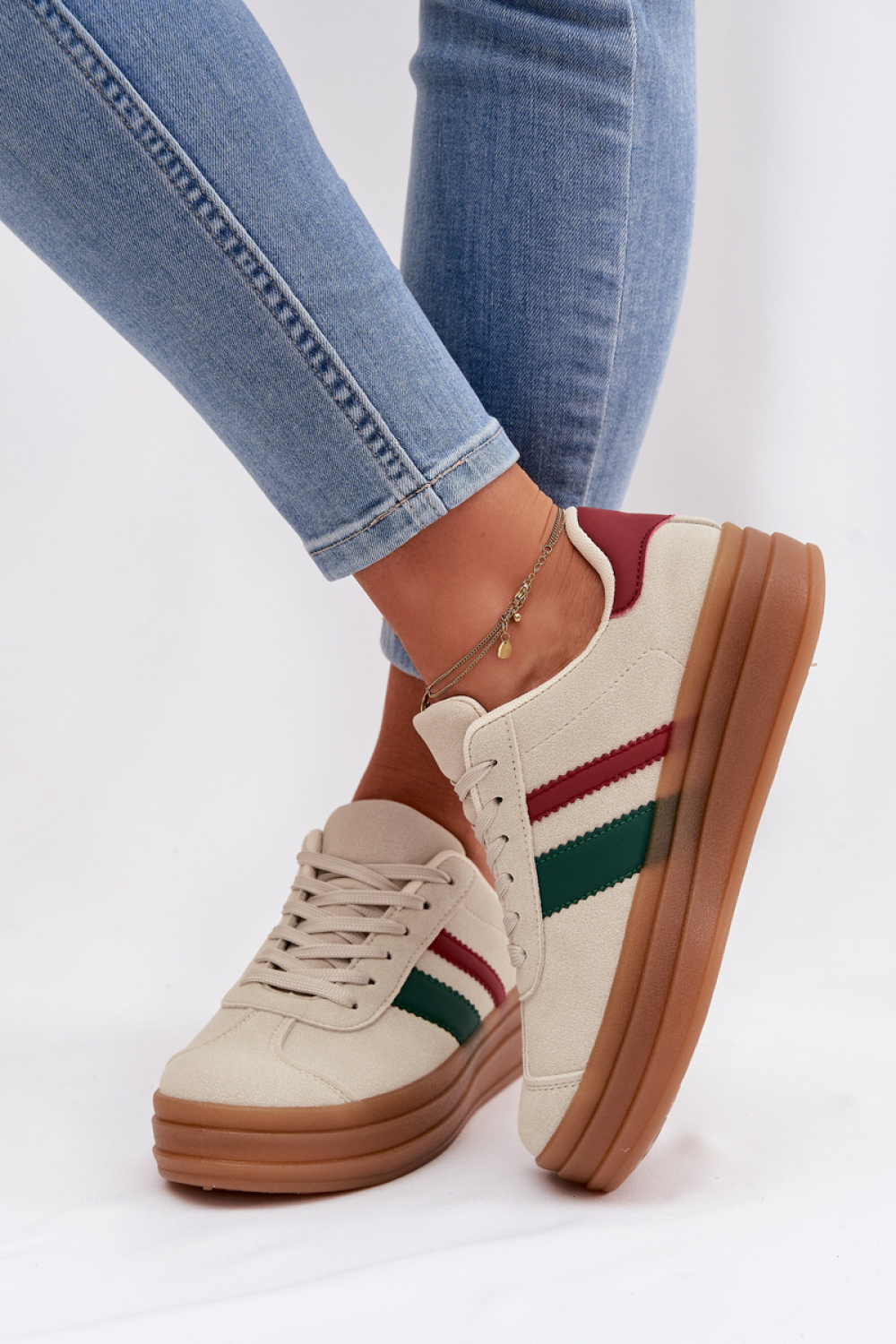 Sportschoenen op een platform Step in style foto 3