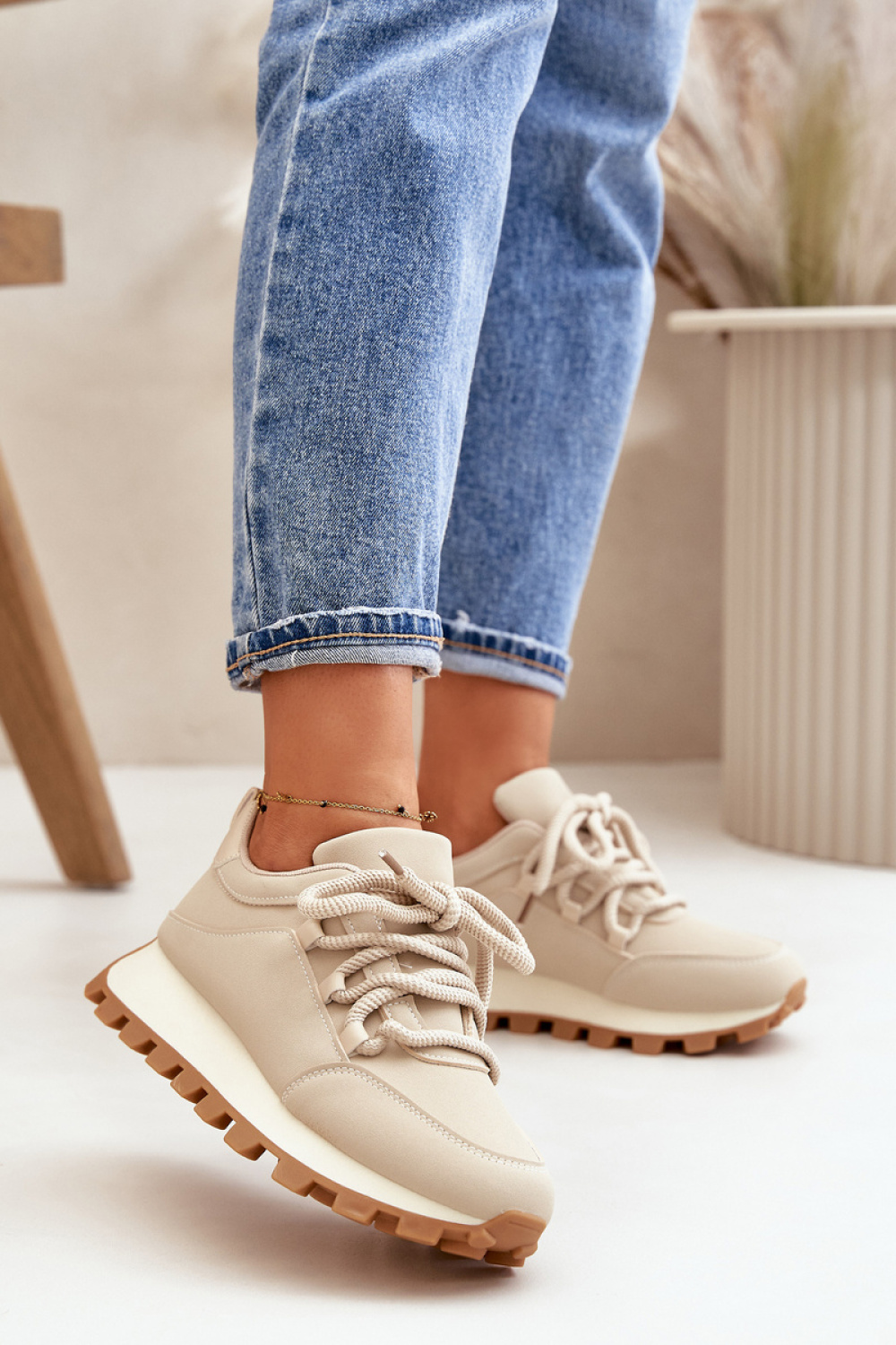 Sportschoenen op een platform Step in style