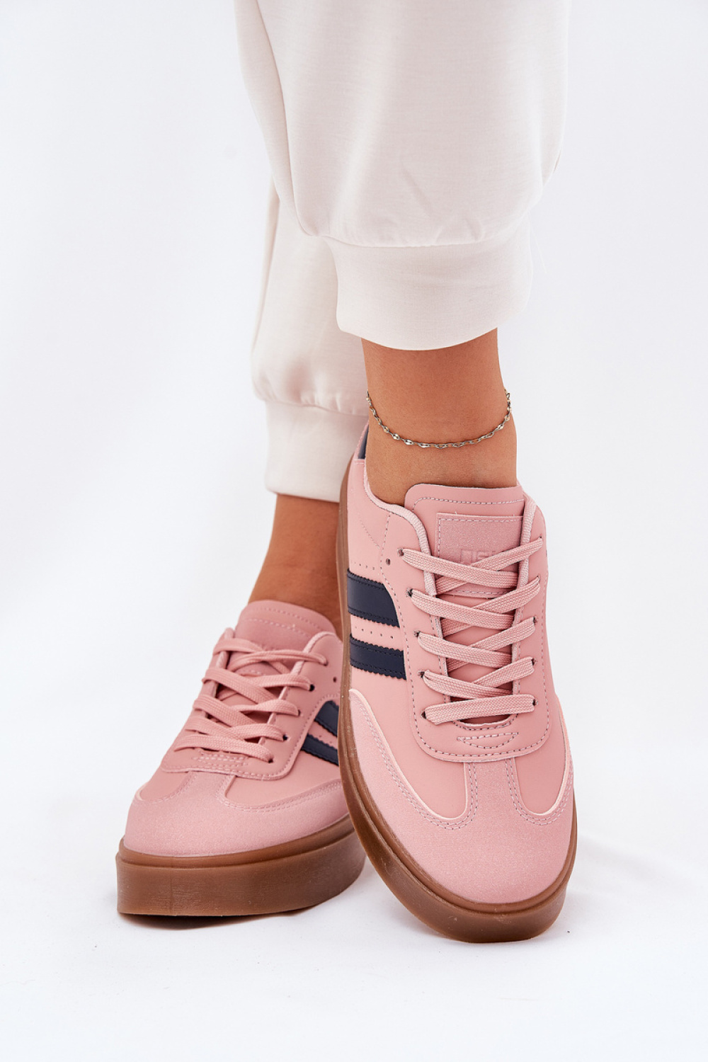 Sportschoenen op een platform Step in style