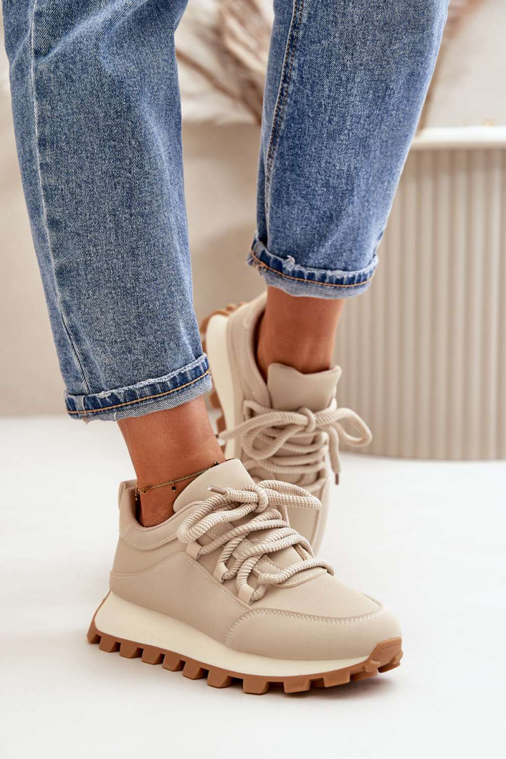 Sportschoenen op een platform Step in style foto 3