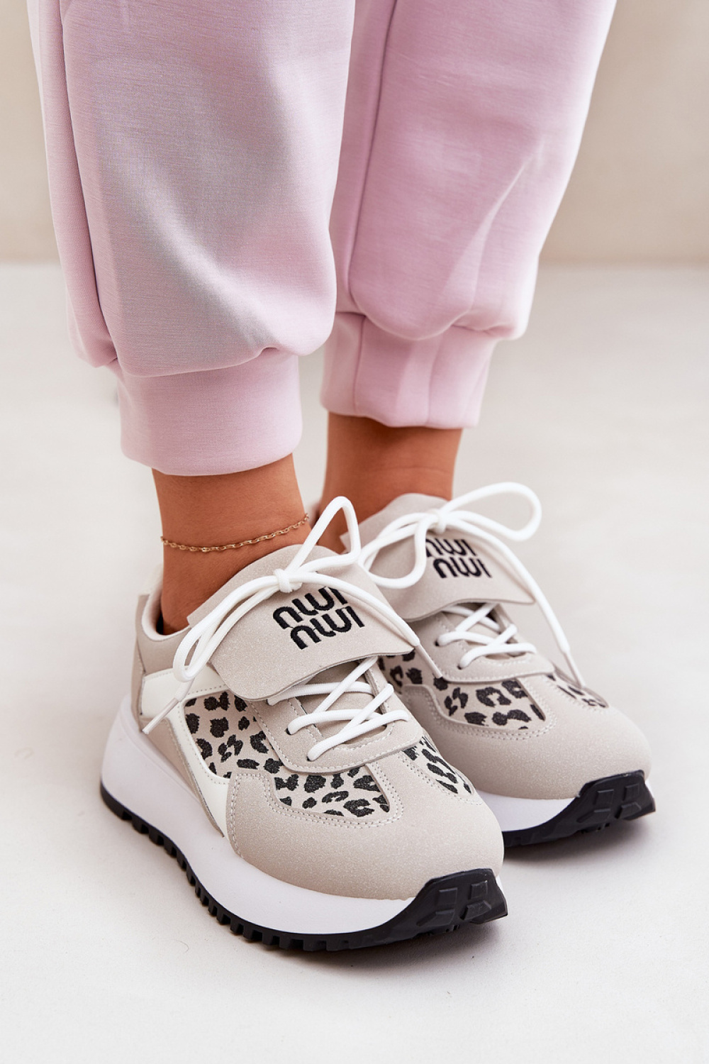 Sportschoenen op een platform Step in style