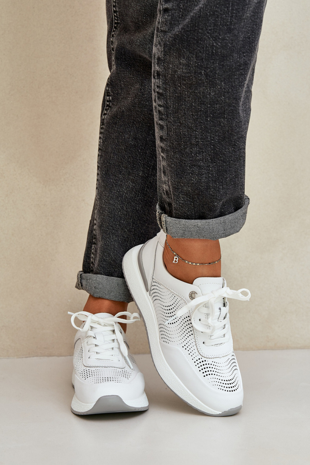 Sportschoenen op een platform Step in style