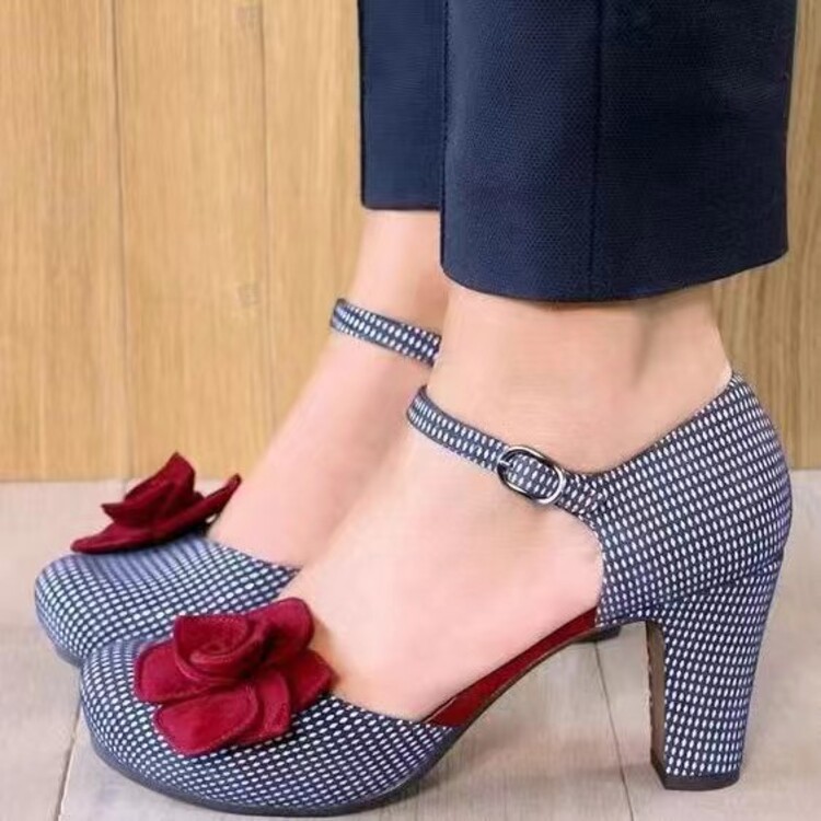 Red Camellia Lattice Hollow Sandals With A Round Toe And A Single Strap Buckle foto 2