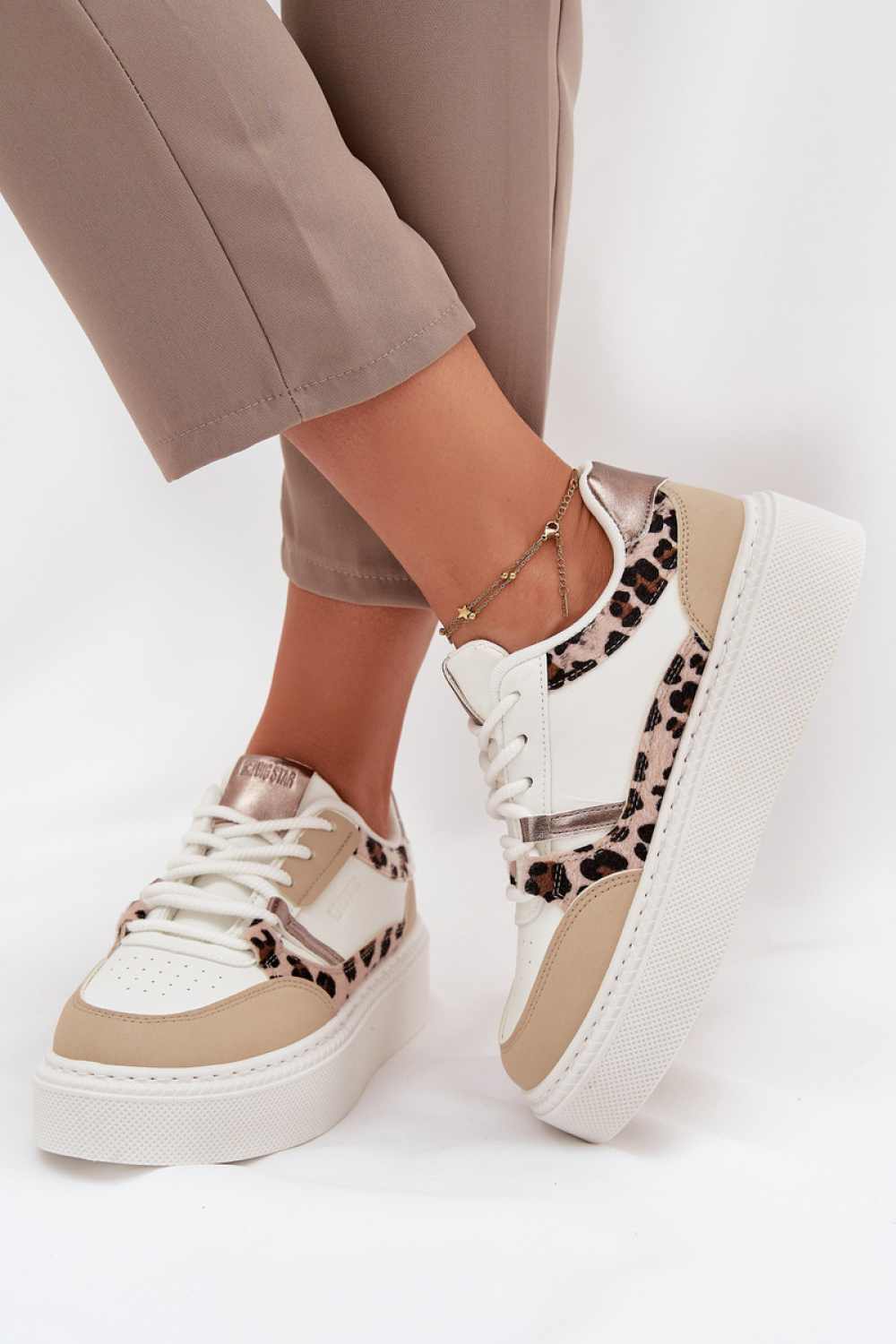 Sportschoenen op een platform Step in style foto 3