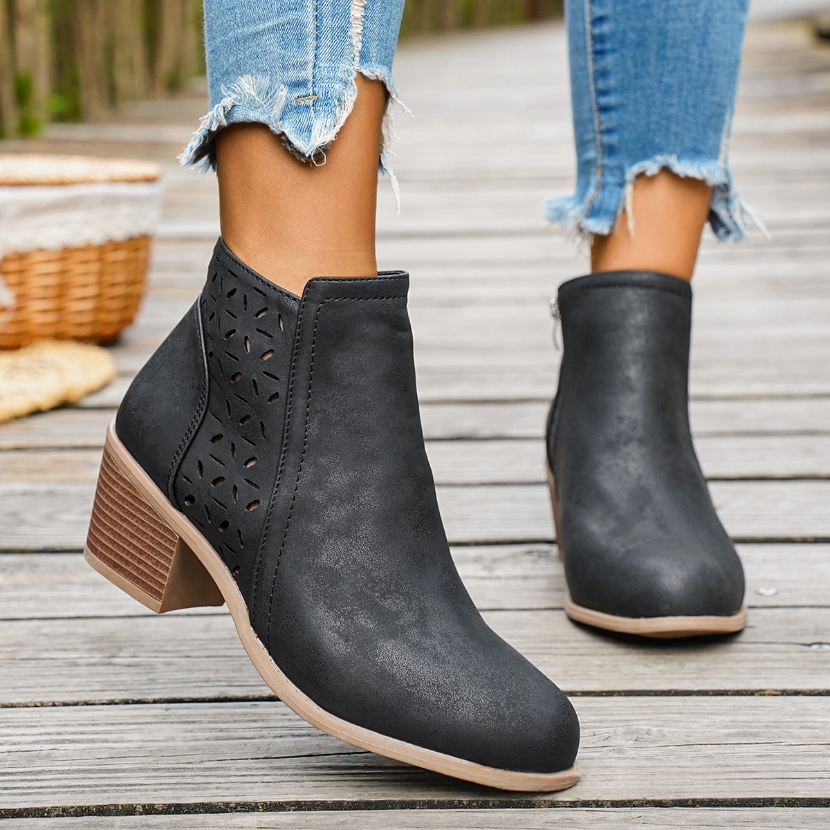 Chunky-heeled Pointed-toe Hollow-out Solid-color British-style Boots foto 5