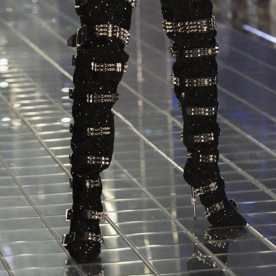 Hot-stone-embellished Skull-toe Studded Pointed-toe Over-the-knee Boots foto 5