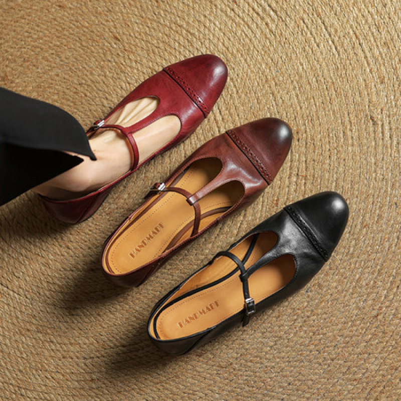 Women's T-shaped Buckle Old First Layer Cowhide Round Toe Flats foto 5