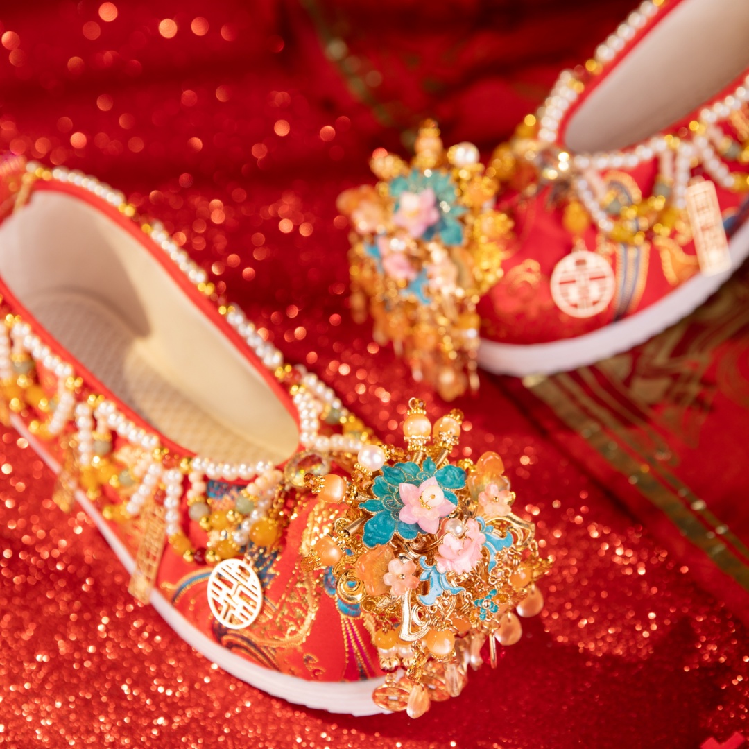 Handmade Original Chinese Wedding Shoes For Women, Red Heavywork Tassel Beaded Bride Xiuhe Shoes With Floral Decoration, Handcrafted Hanfu Shoes foto 2
