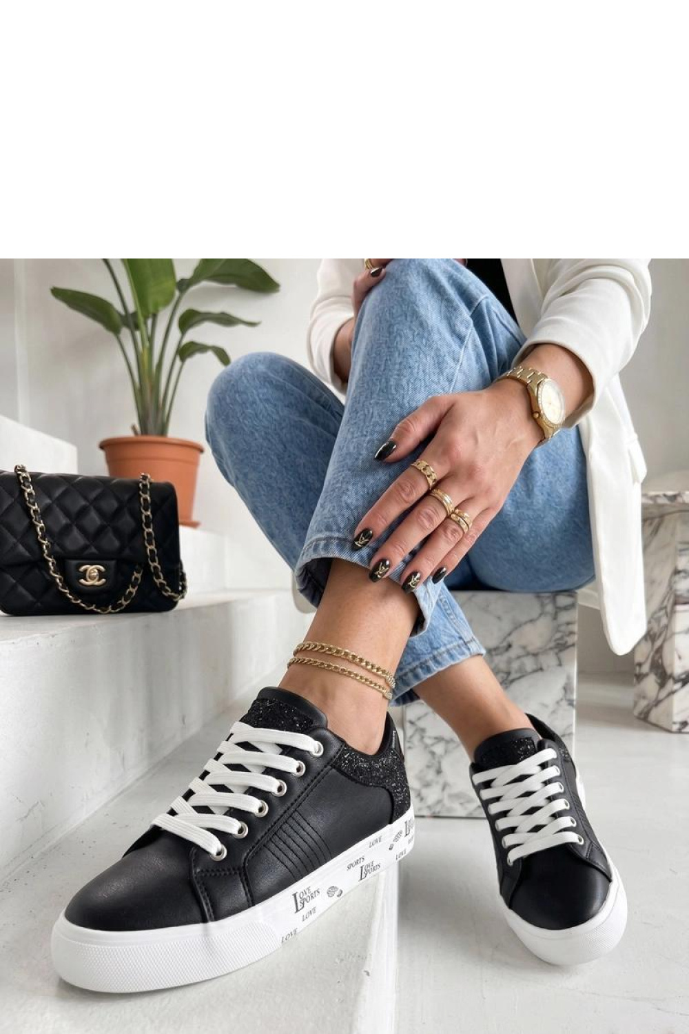 Sportschoenen op een platform Solea