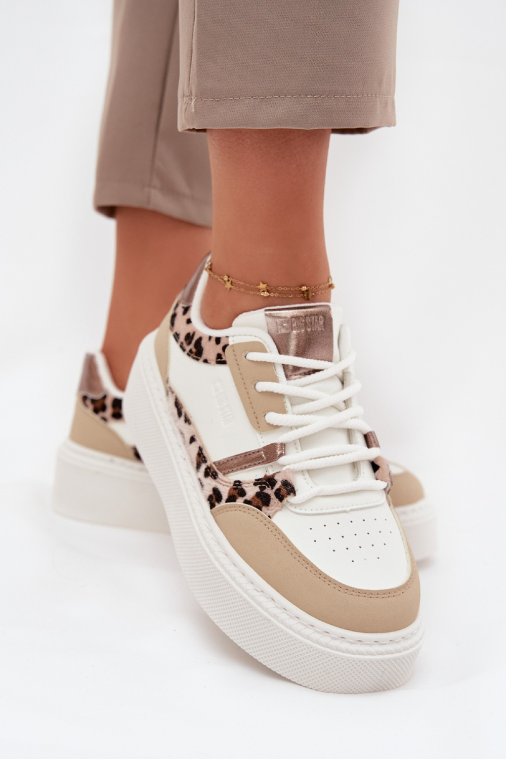 Sportschoenen op een platform Step in style