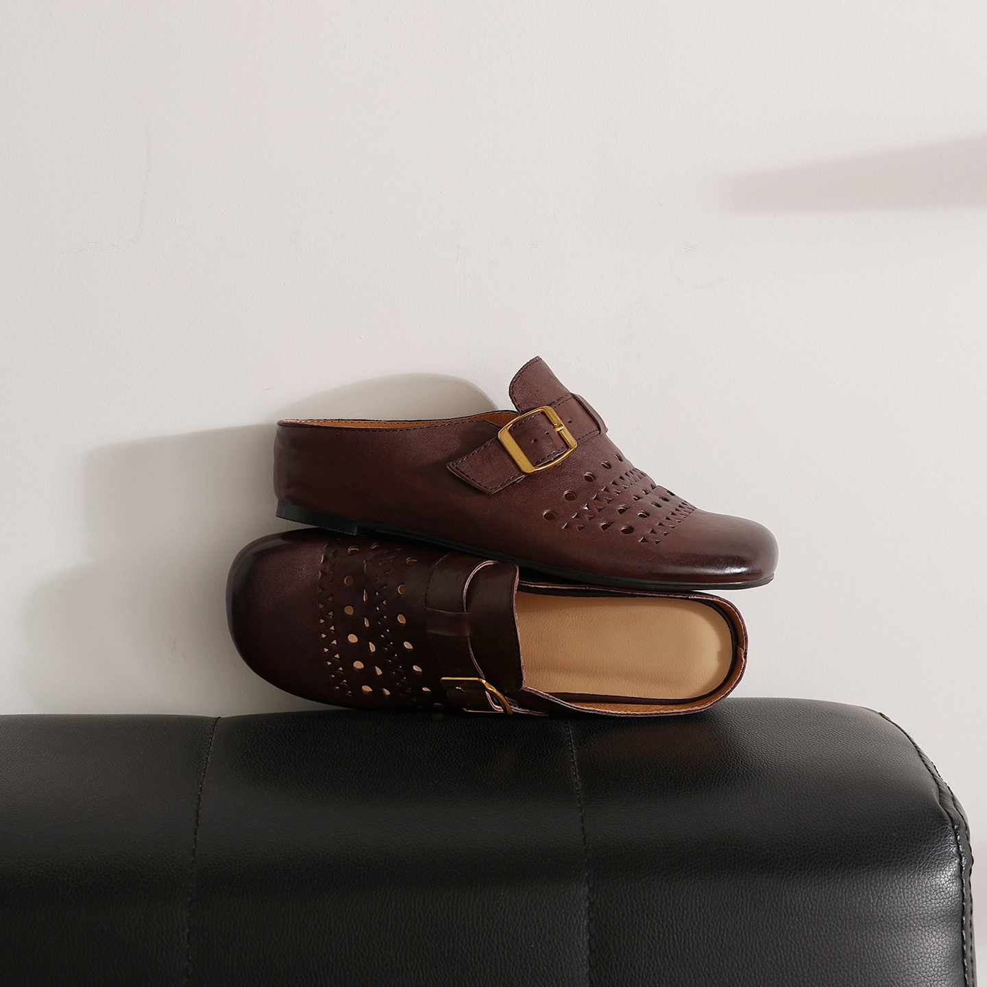 Women's Handcrafted Washed Full-Grain Cowhide Perforated Buckle Mules, Round Toe Flat Backless Slides foto 3