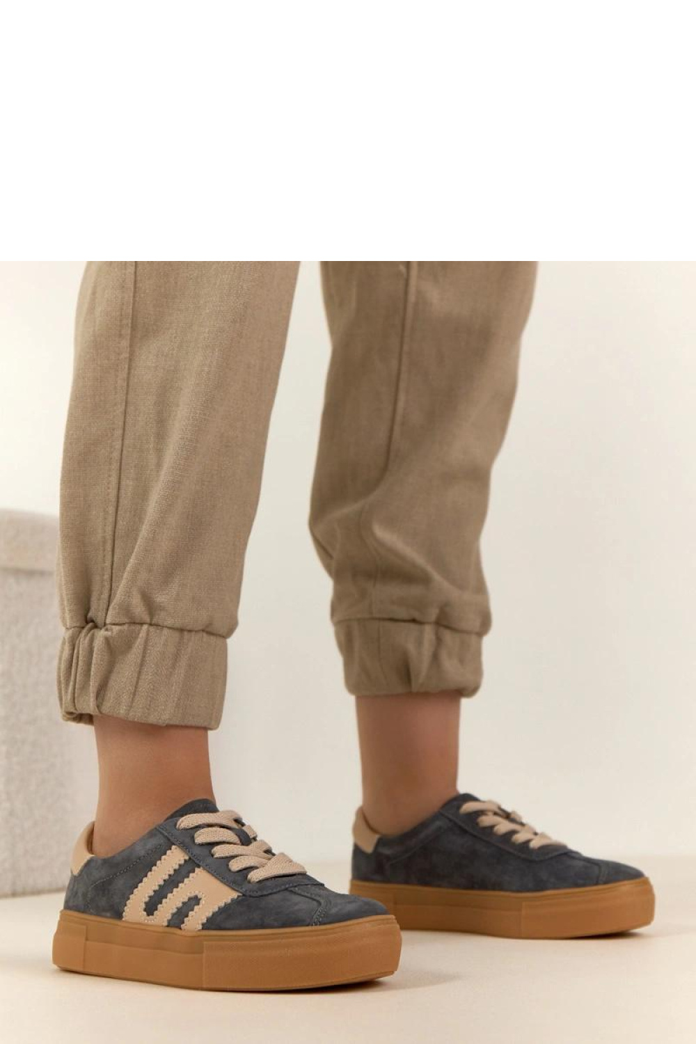 Sportschoenen op een platform Solea