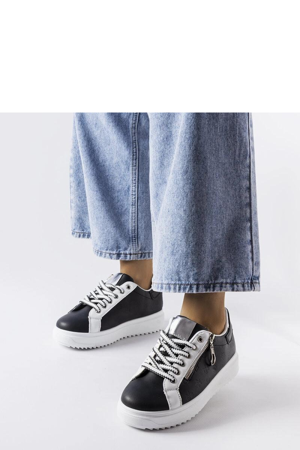 Sportschoenen op een platform Solea