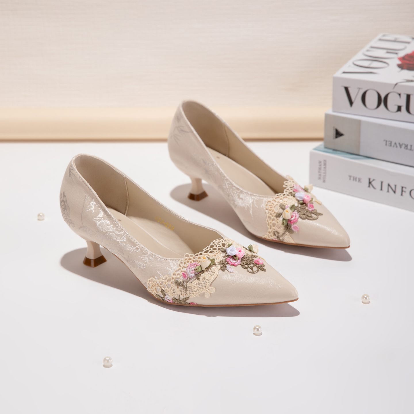 Mint-colored Jacquard Pointed Kitten Heels And Women's Shoes. Lace Flower Embroidery Low-cut Sandals. Gentle And Elegant High-heeled Shoes. Formal And Casual Lady Shoes For Events. foto 2