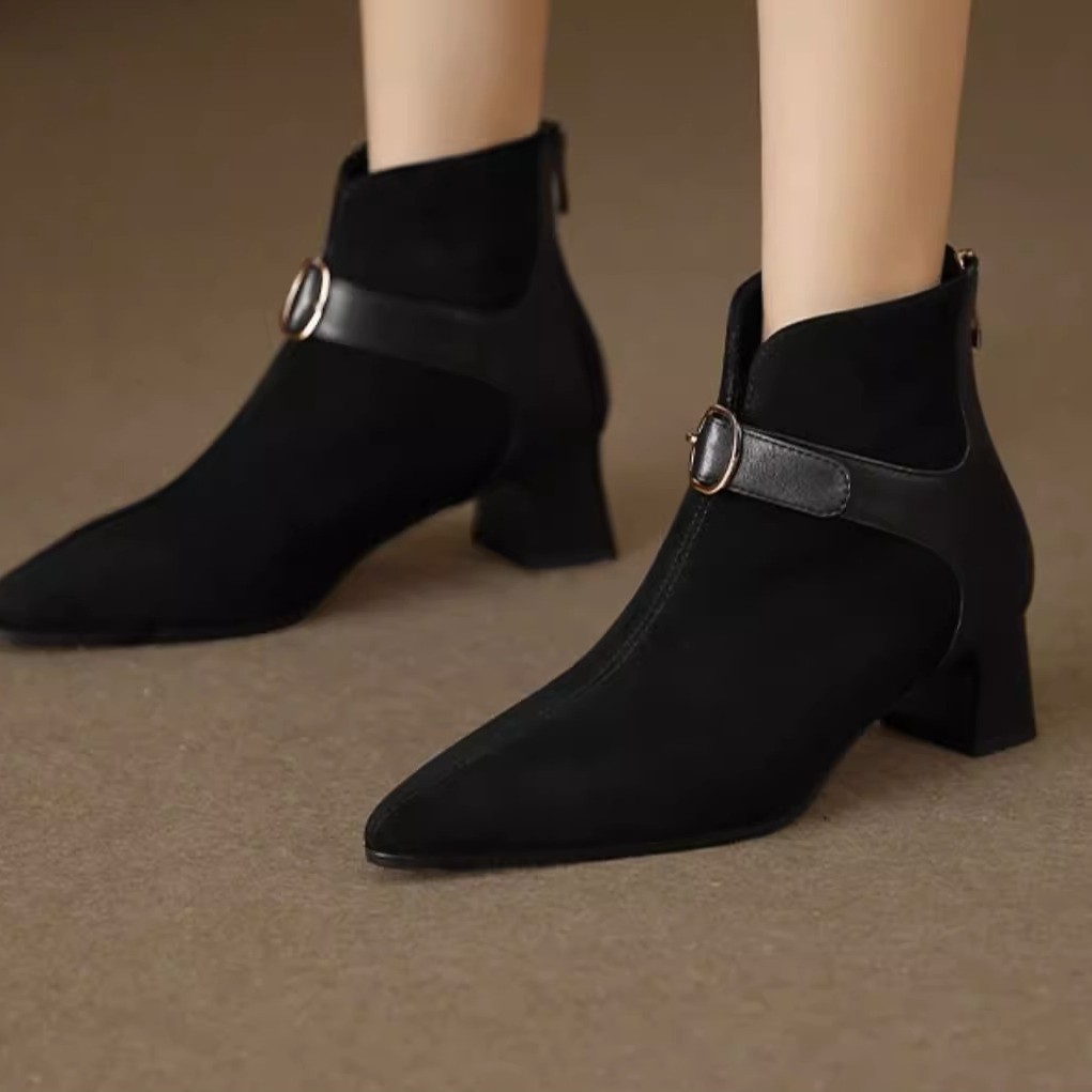 Pointed-toe Suede Belt-strap Mid-heel Ankle Boots foto 2