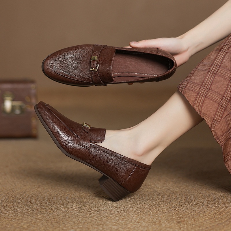 Women's Simple Retro Round Toe Sheepskin Chunky Heel Pumps