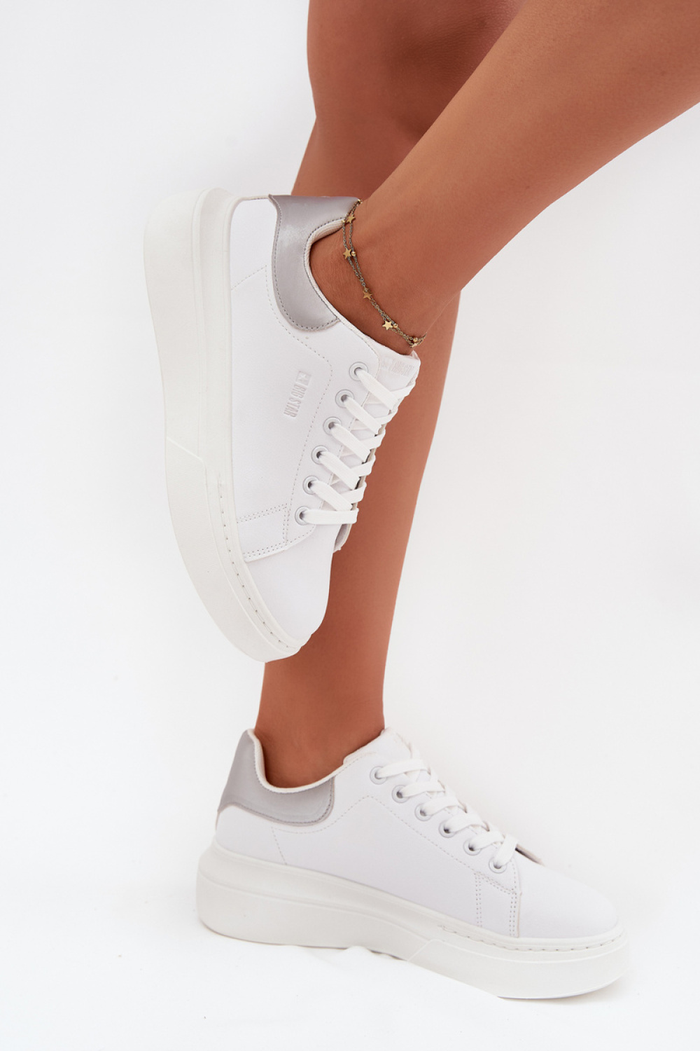 Sportschoenen op een platform Step in style foto 3