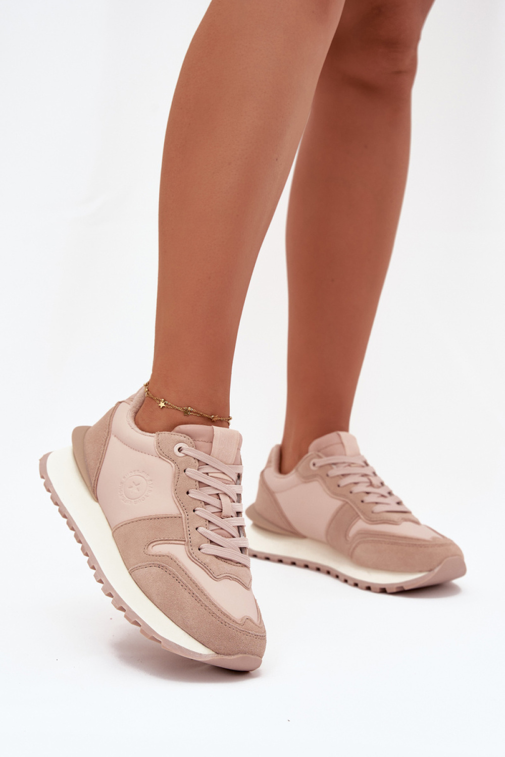 Sportschoenen op een platform Step in style