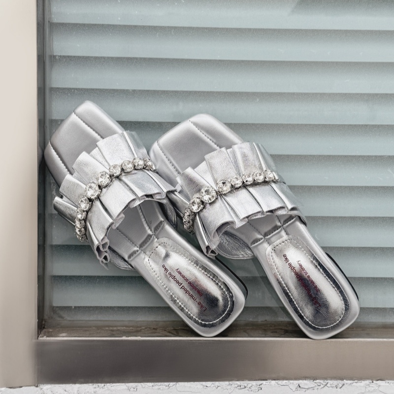 Stylish Silver Leather Pleated Slide Sandals With A Resort Vibe foto 4