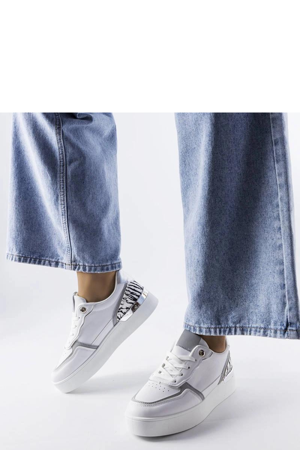 Sportschoenen op een platform Solea