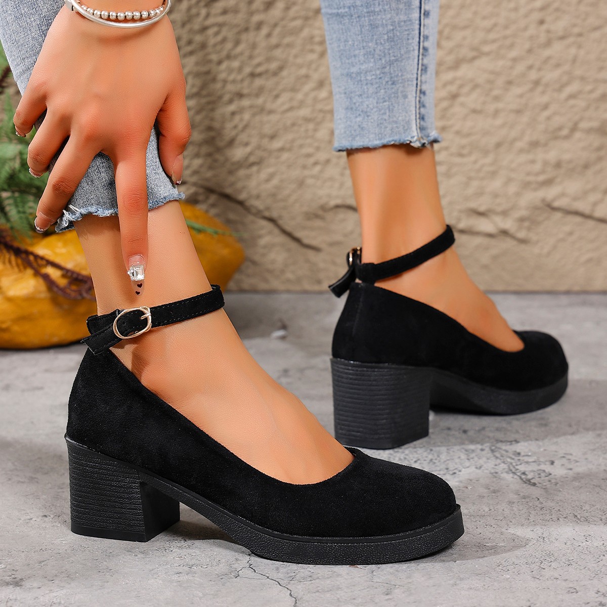 Chunky Heeled Suede Mary Jane Womens Shoes foto 4