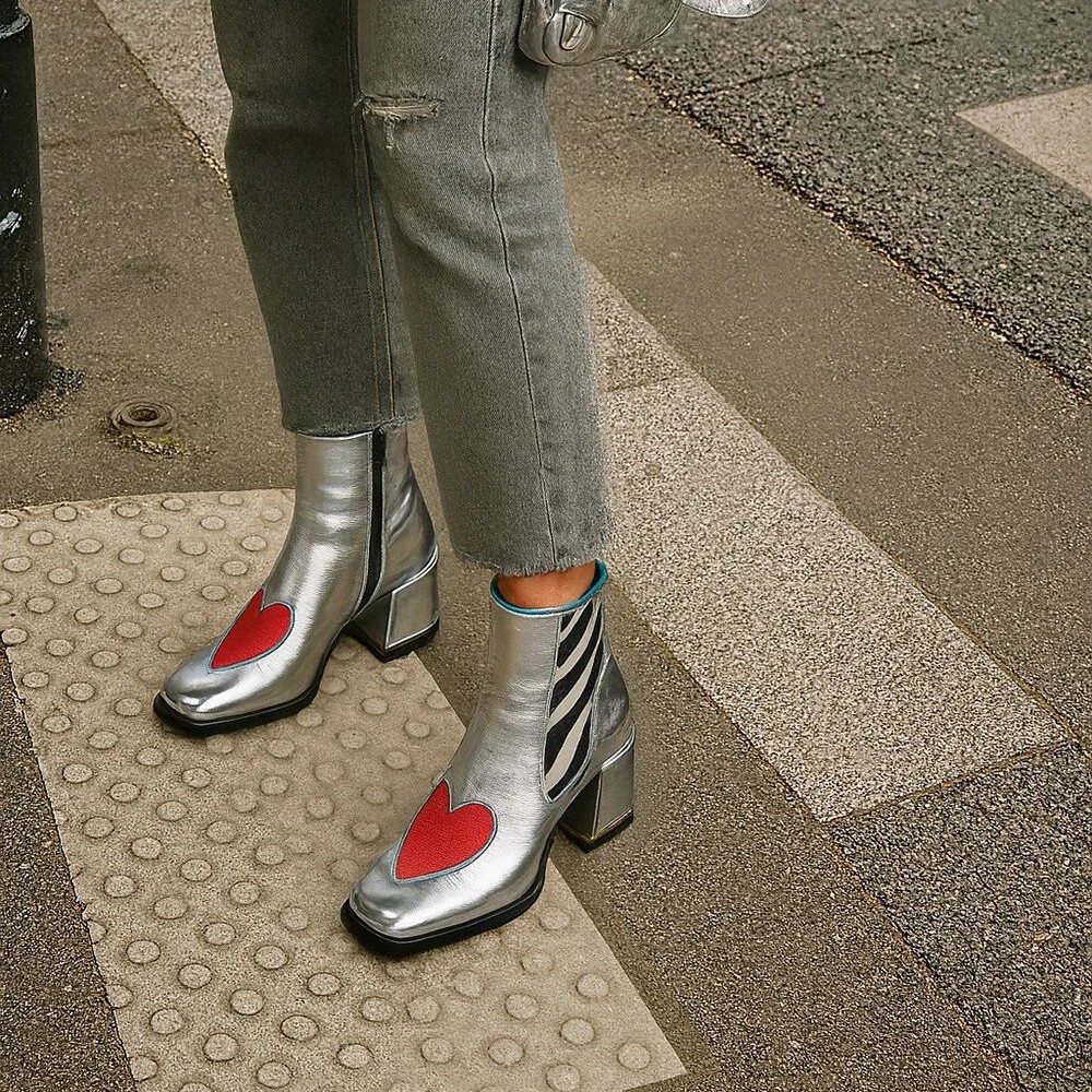 Square-toe Red Chunky-heeled Ankle Boots With A Side Zipper And Heart Detail foto 2