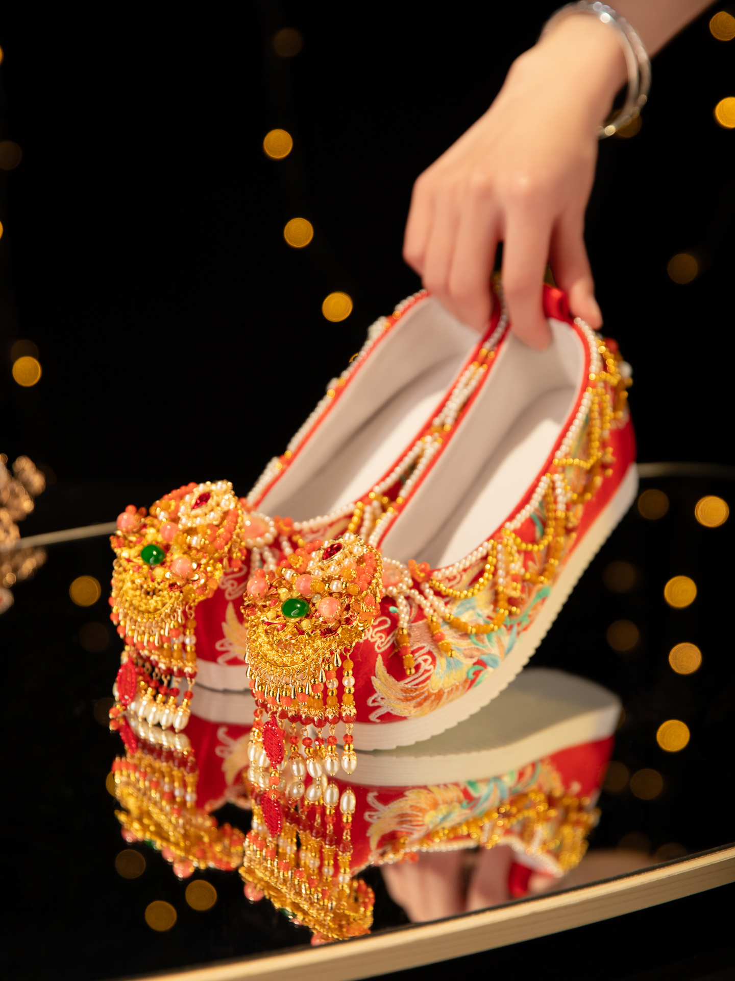Handmade Original Chinese-Style Hanfu Wedding Shoes For Women, Red Heavywork Beaded Xiuhe Shoes With Hidden Heel, Traditional Chinese Wedding Shoes foto 2