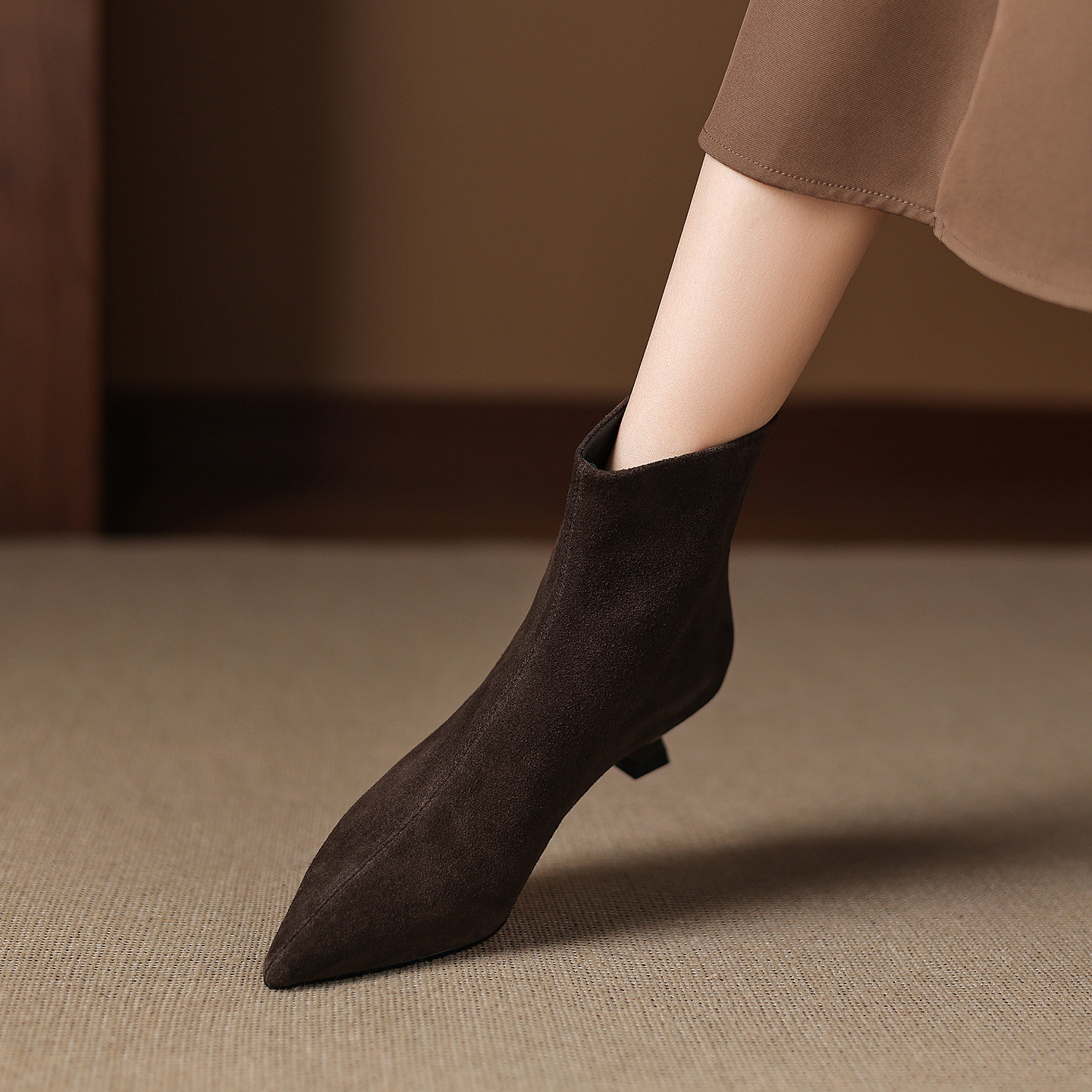 Cowhide Suede Pointed-toe Ankle Boots For Women foto 4
