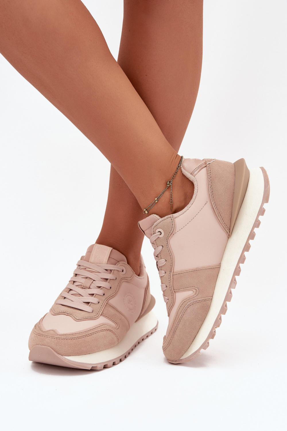 Sportschoenen op een platform Step in style foto 3