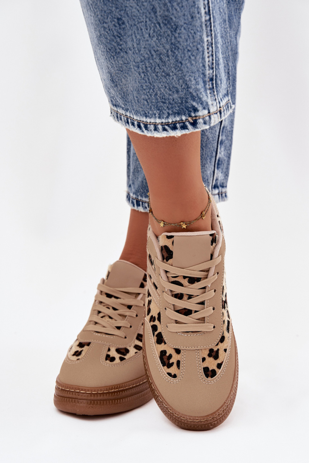 Sportschoenen op een platform Step in style foto 3