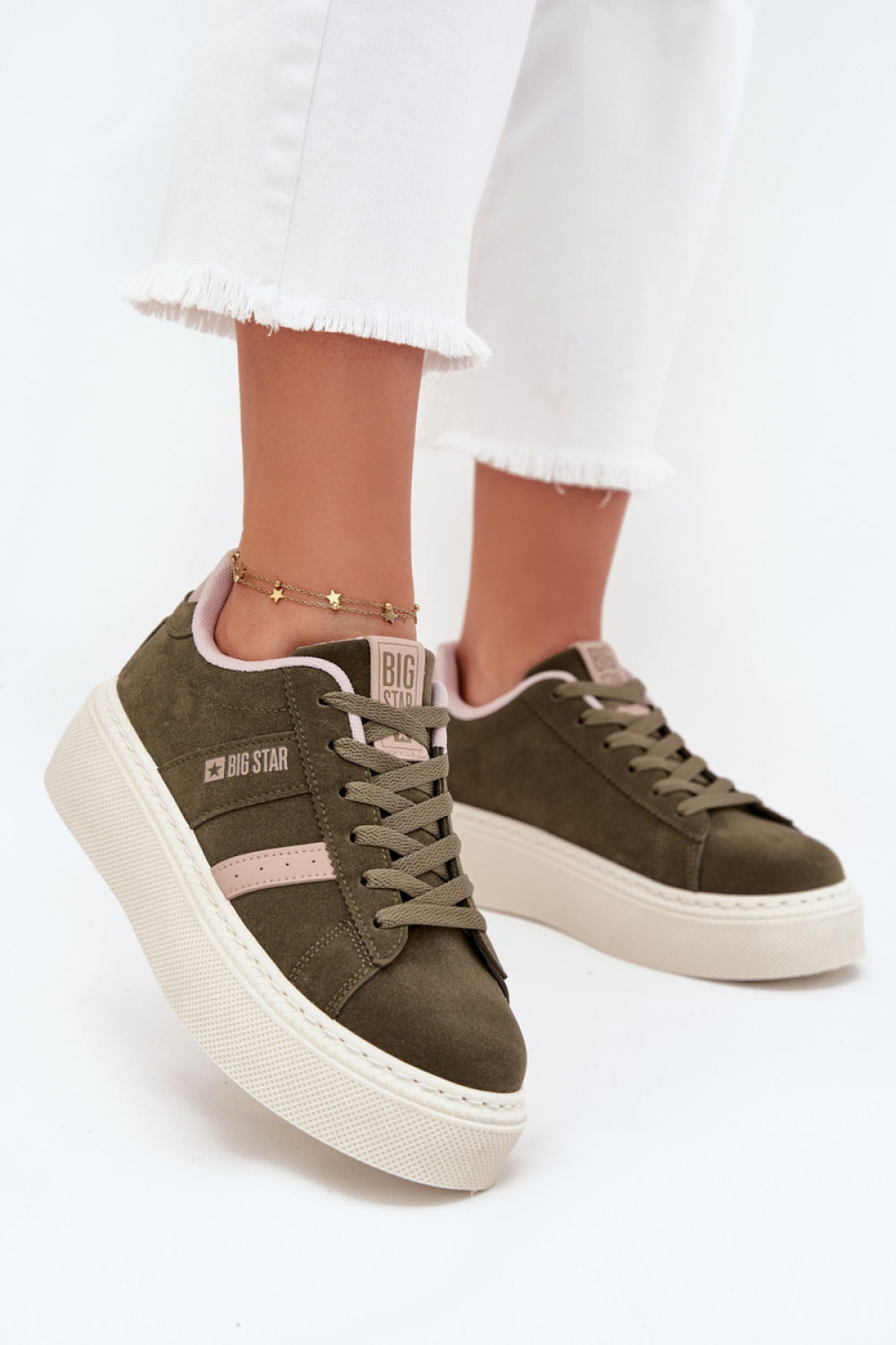 Sportschoenen op een platform Step in style