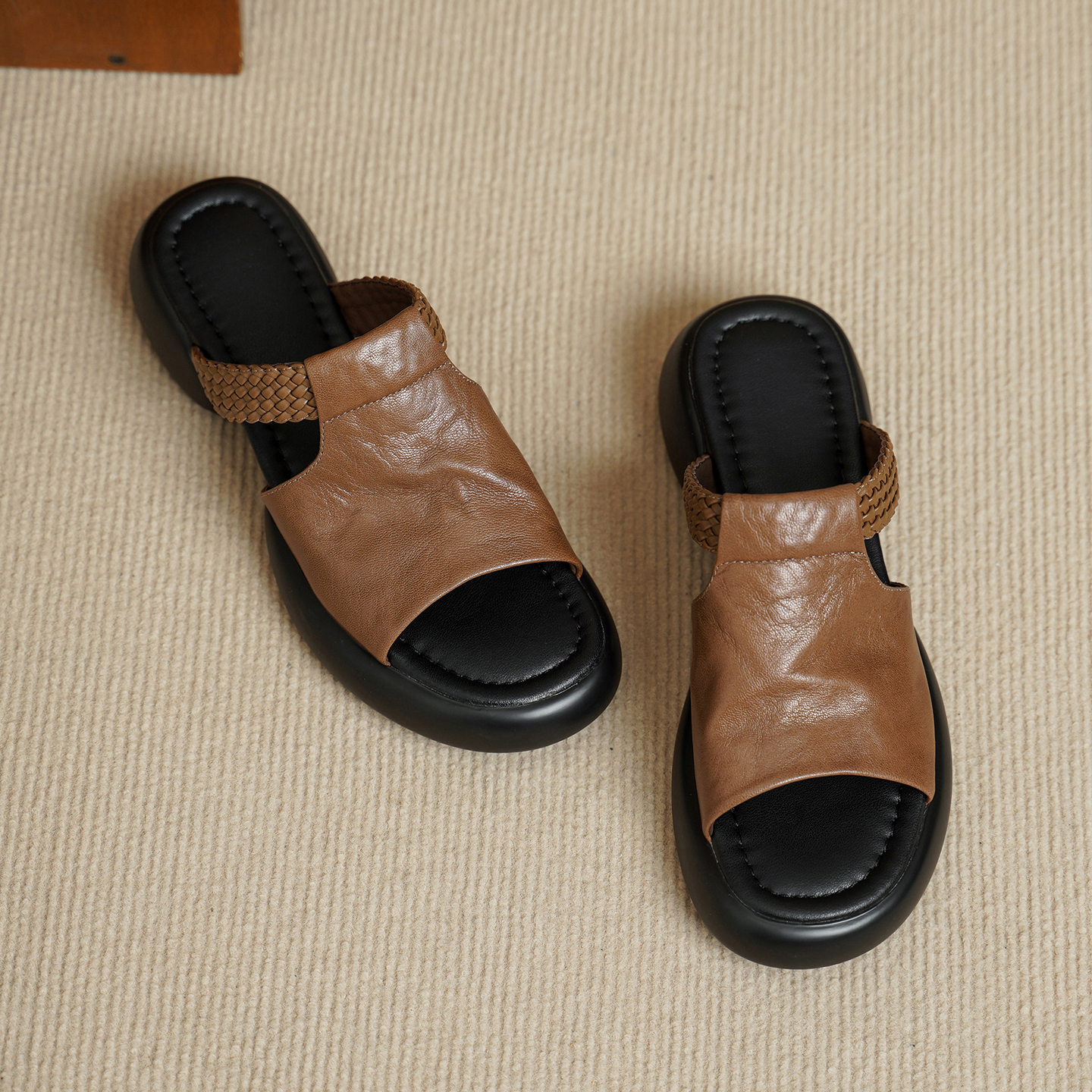 Women's Handmade Full-Grain Sheepskin Woven Platform Slide Sandals, Open-Toe Chunky Mules foto 3