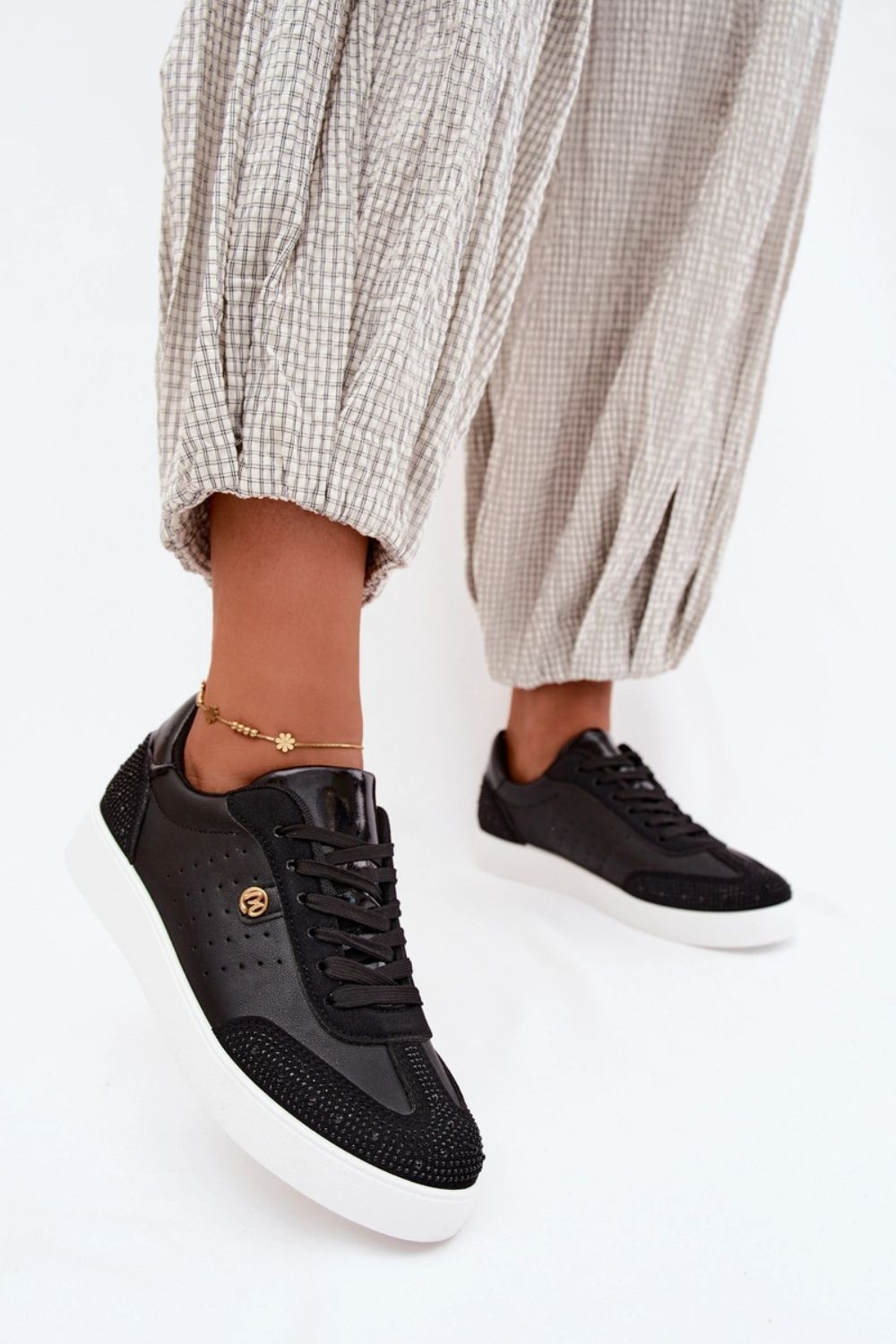 Sportschoenen op een platform Step in style foto 4