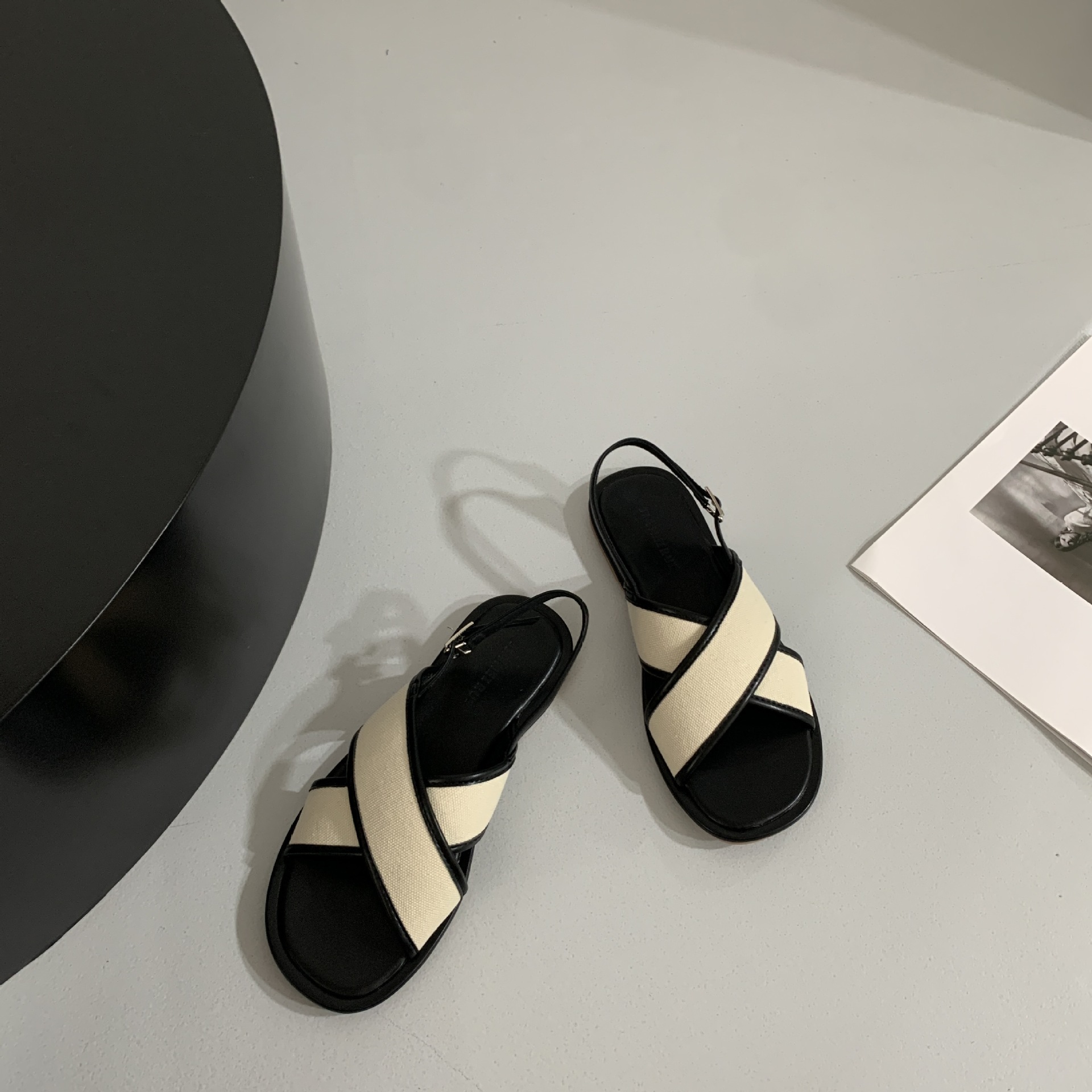 Womens Woven Vintage Minimalist Cross-strap Sandals With A Buckle