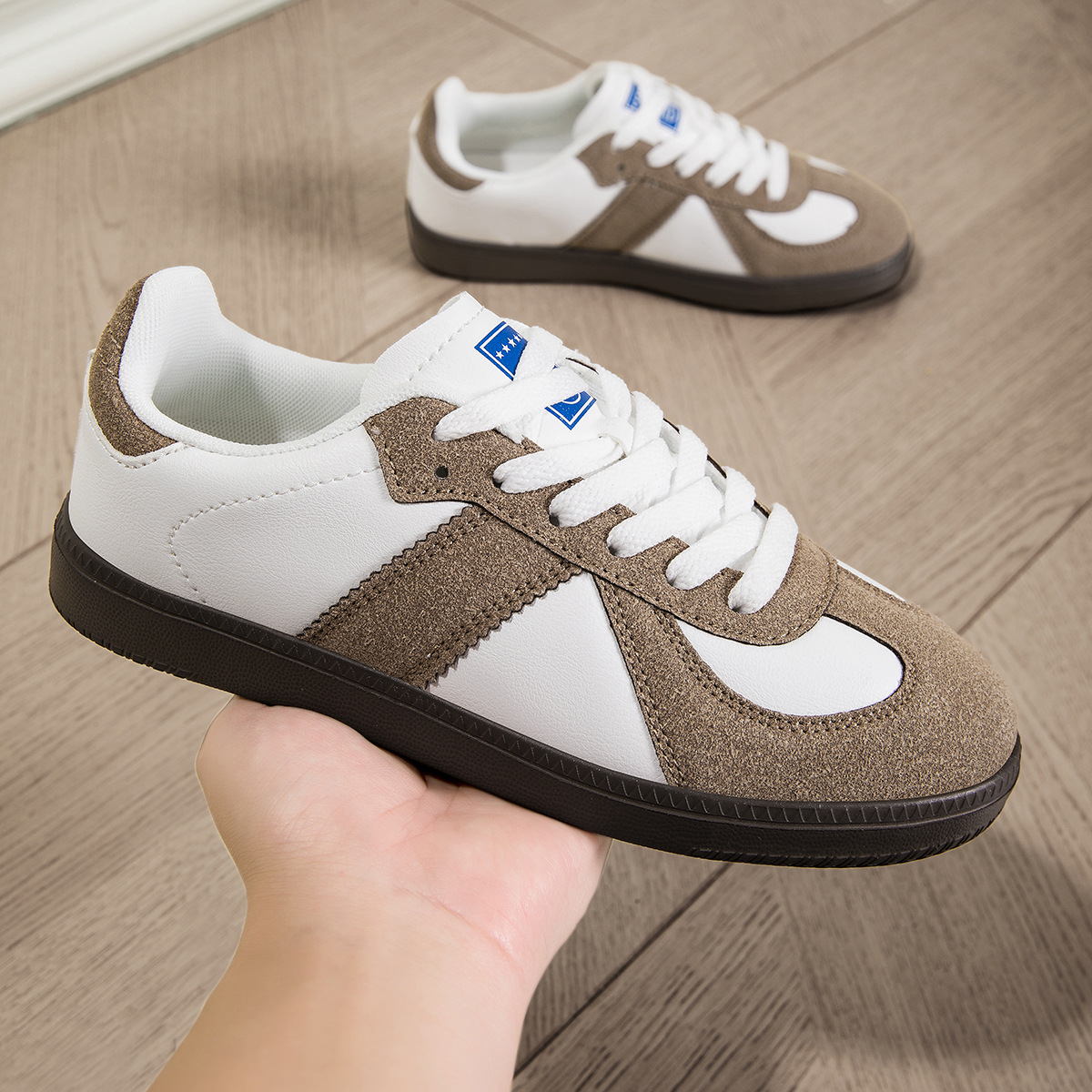 Womens Style White Lace Up Casual Sneakers With A Leopard Print Flat Sole foto 2