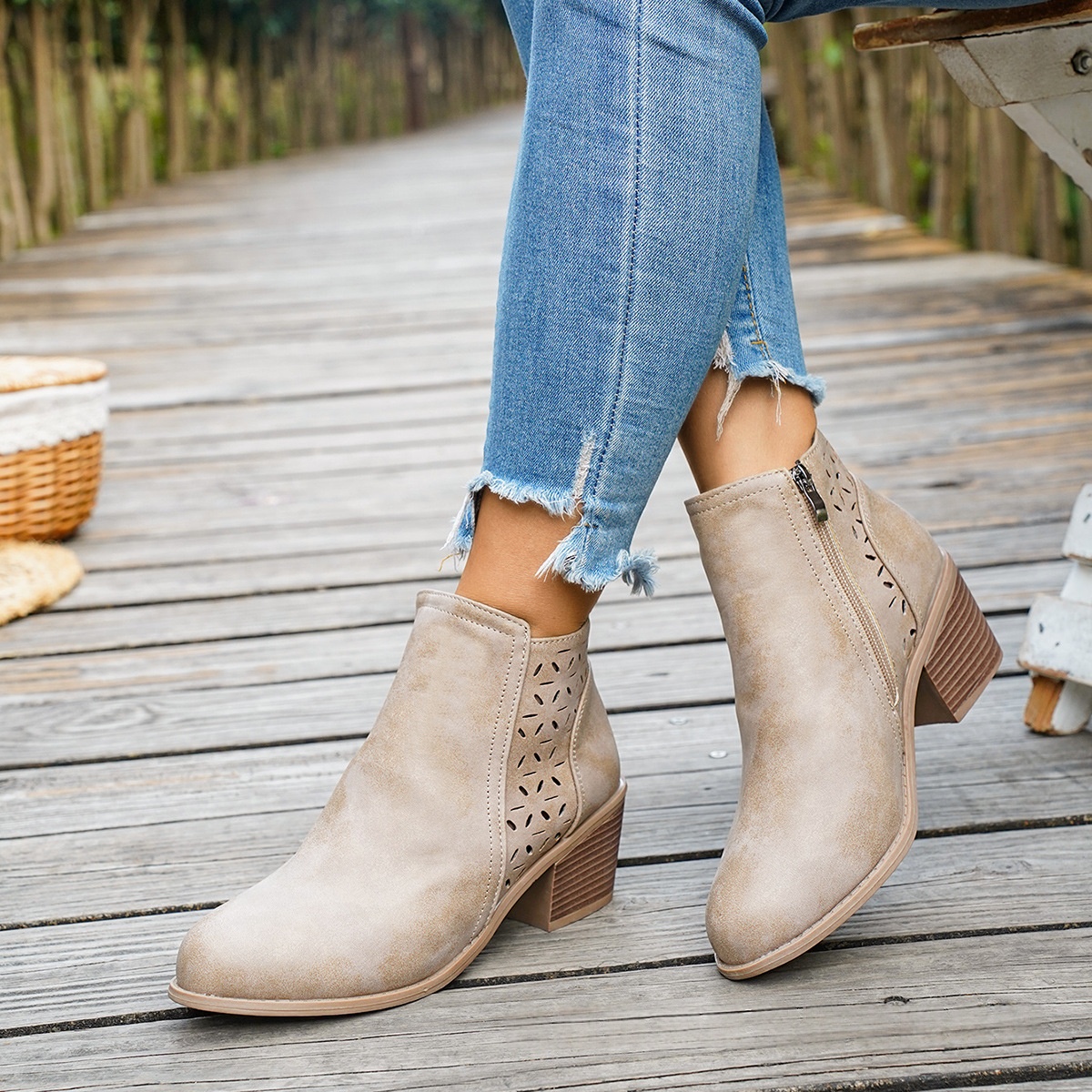 Chunky-heeled Pointed-toe Hollow-out Solid-color British-style Boots foto 4