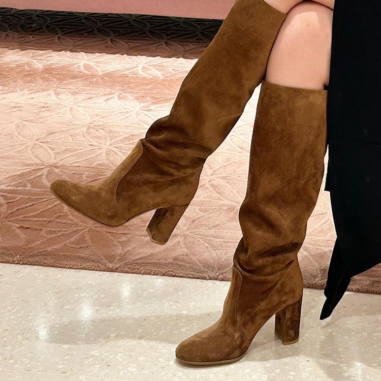 Suede Pleated High Heel Thick Heel Pointed Sleeve Boots foto 3