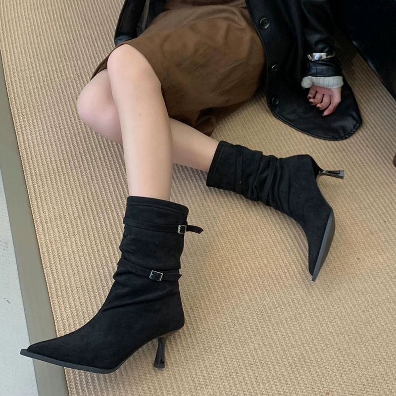 Cuffed Leather Boots With A Buckle foto 3