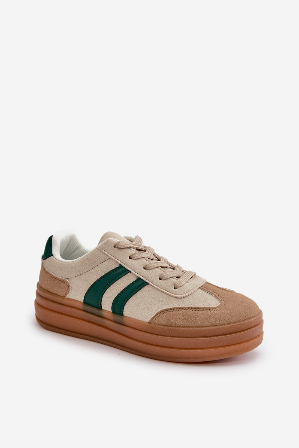 Sportschoenen op een platform Step in style foto 2