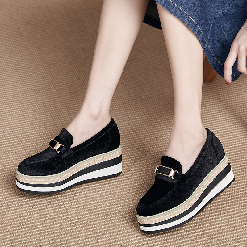 Metal-buckle Striped Sole Wedge Slip-on Shoes foto 5