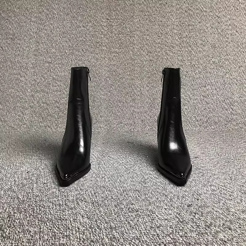 Short British Style Dr Martens Boots With A Chunky Heel And A Pointed Toe foto 5