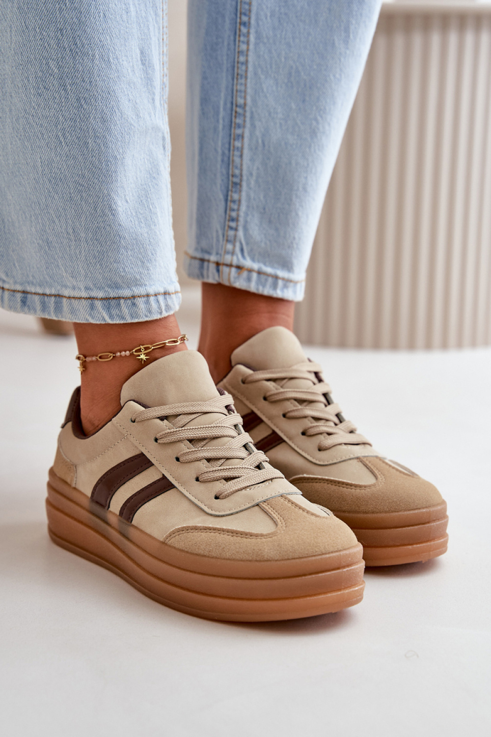 Sportschoenen op een platform Step in style foto 3
