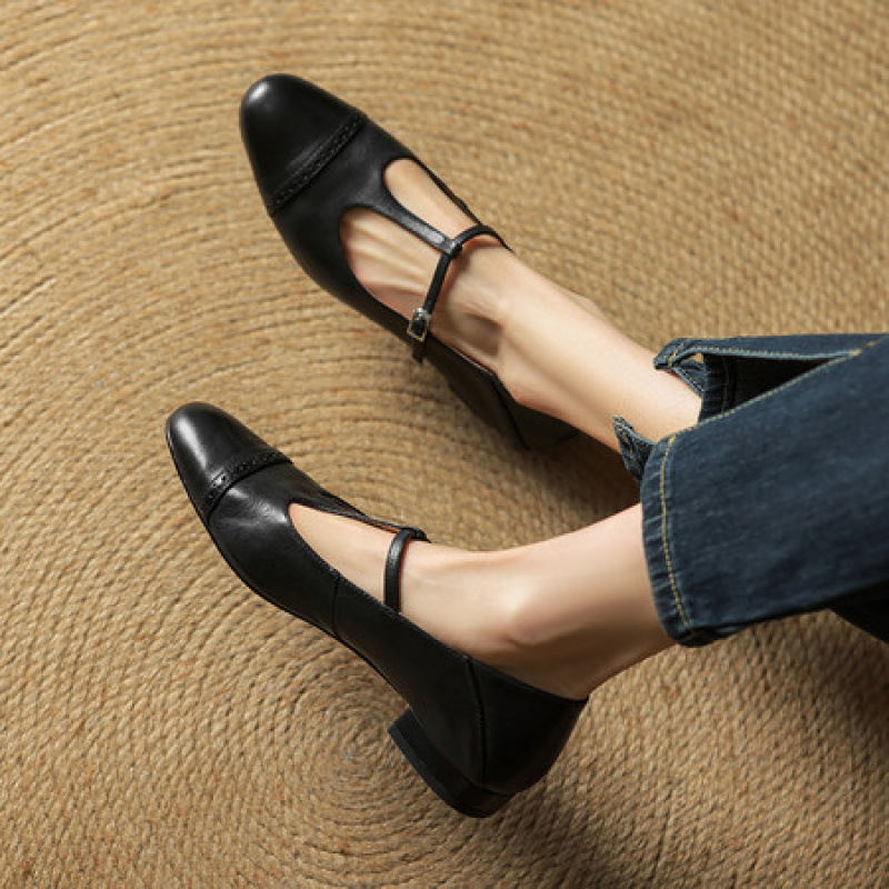 Women's T-shaped Buckle Old First Layer Cowhide Round Toe Flats foto 4